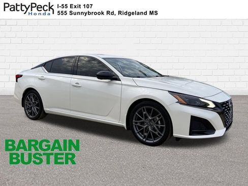 Used 2023 Nissan Altima 2.0 SR FWD image 1