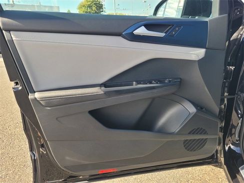 Used 2024 Volkswagen Taos SE image 18