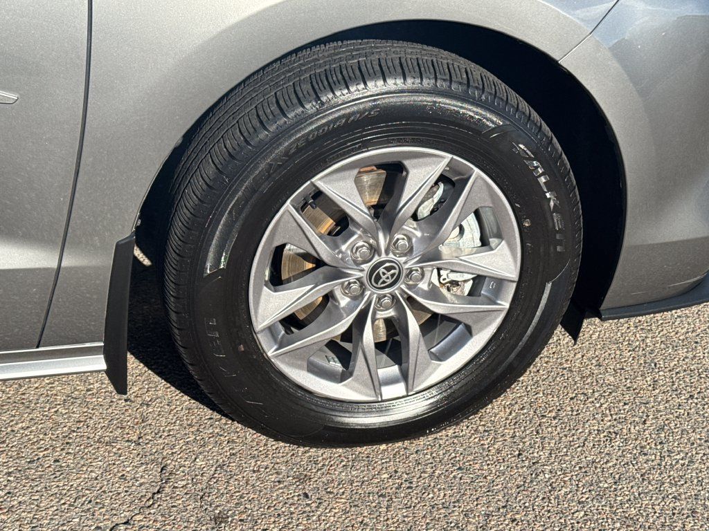 Used 2026 Toyota Sienna LE AWD/4WD image 43