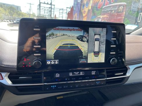 Certified 2023 Toyota Sienna Platinum image 18