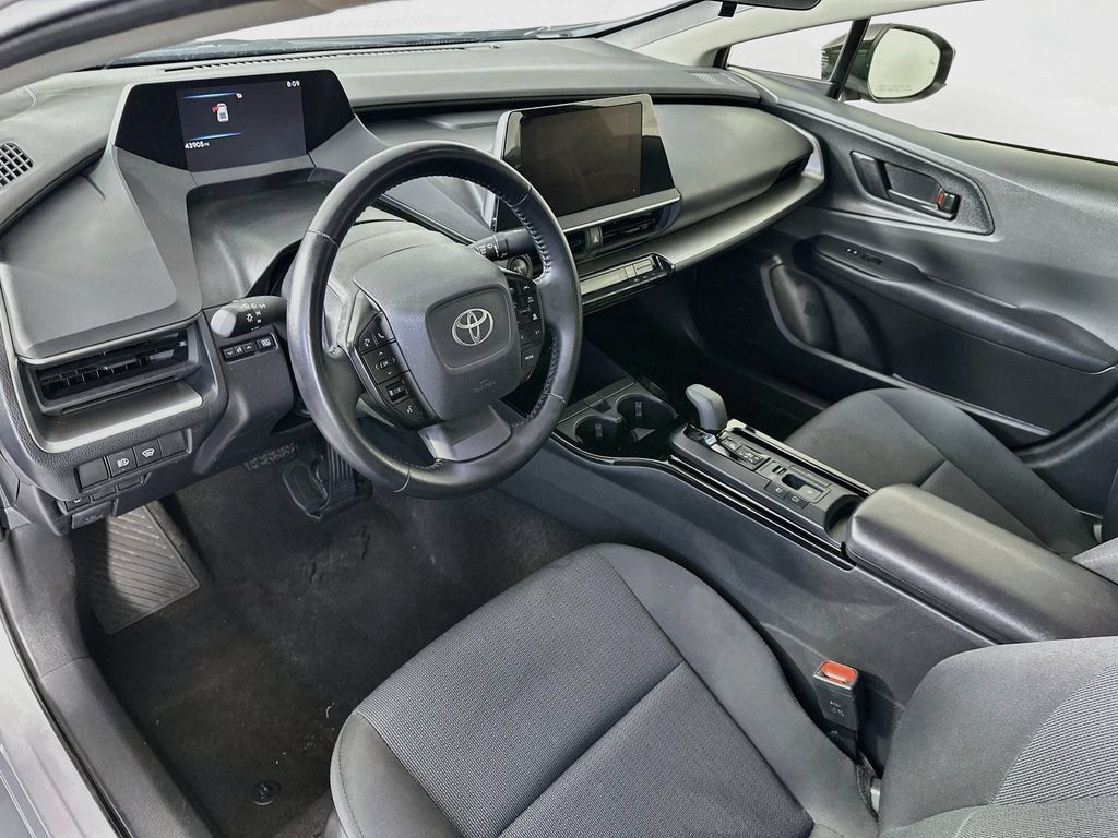 Used 2025 Toyota Prius LE FWD image 30