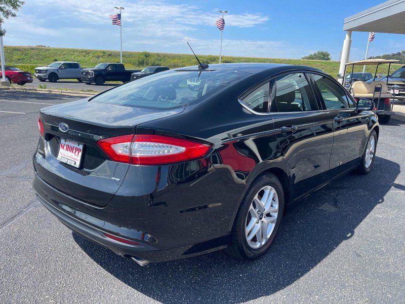 Used 2015 Ford Fusion SE FWD image 3