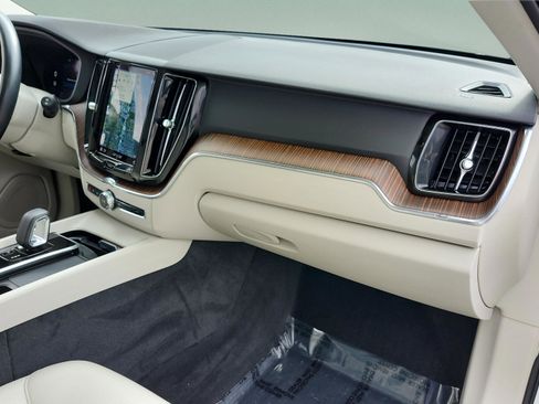 Used 2022 Volvo XC60 B5 Momentum w/ Protection Package Premier image 19