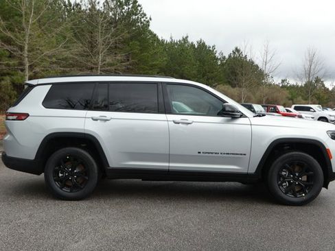 New 2025 Jeep Grand Cherokee L Altitude image 4