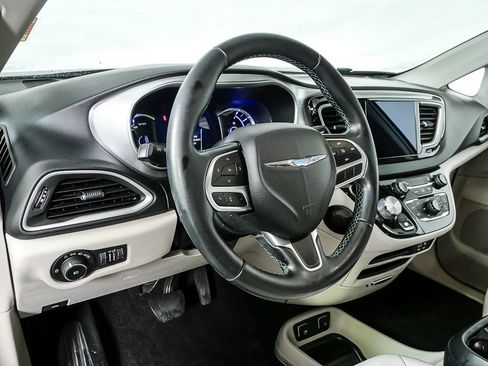 Used 2018 Chrysler Pacifica Touring-L image 9