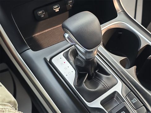 Used 2024 Kia Carnival LX image 25