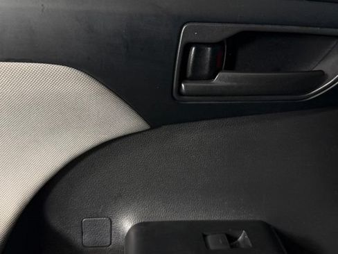 Used 2021 Toyota Highlander LE FWD image 23