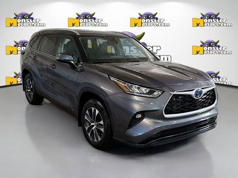 Used 2024 Toyota Highlander XLE image 3