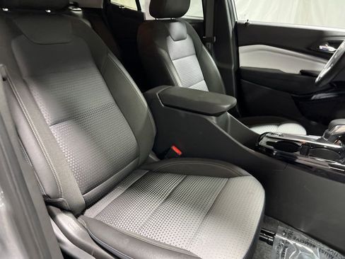 Used 2025 Chevrolet Trax LT w/ LT Convenience Package image 9