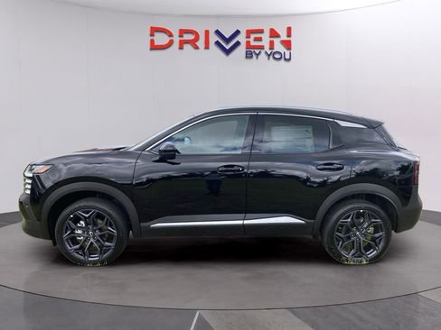 New 2025 Nissan Kicks SR image 2