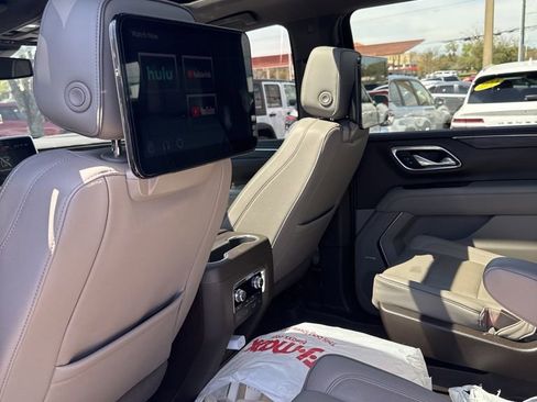 Used 2023 GMC Yukon XL SLT w/ SLT Luxury Package image 14