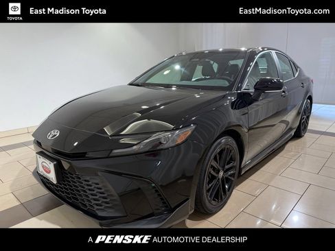 Certified 2025 Toyota Camry SE FWD image 1
