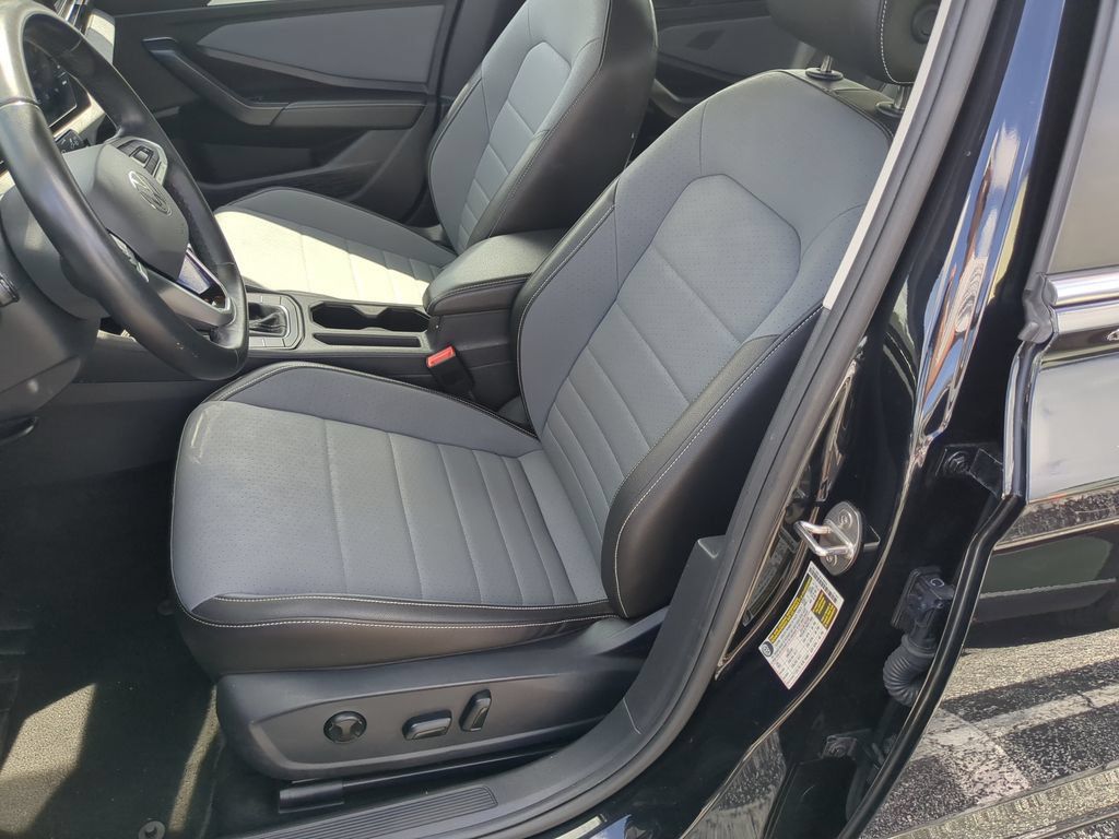 Used 2025 Volkswagen Jetta SE FWD image 19