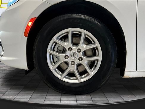 Used 2022 Chrysler Pacifica Touring-L FWD image 32