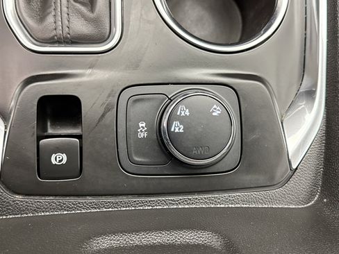 Used 2020 Chevrolet Traverse LT image 21