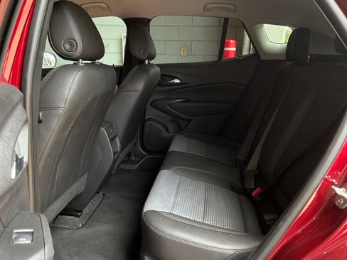 Used 2025 Chevrolet Trax LT FWD image 11