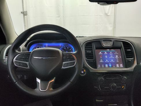 Used 2018 Chrysler 300 Touring L RWD image 22