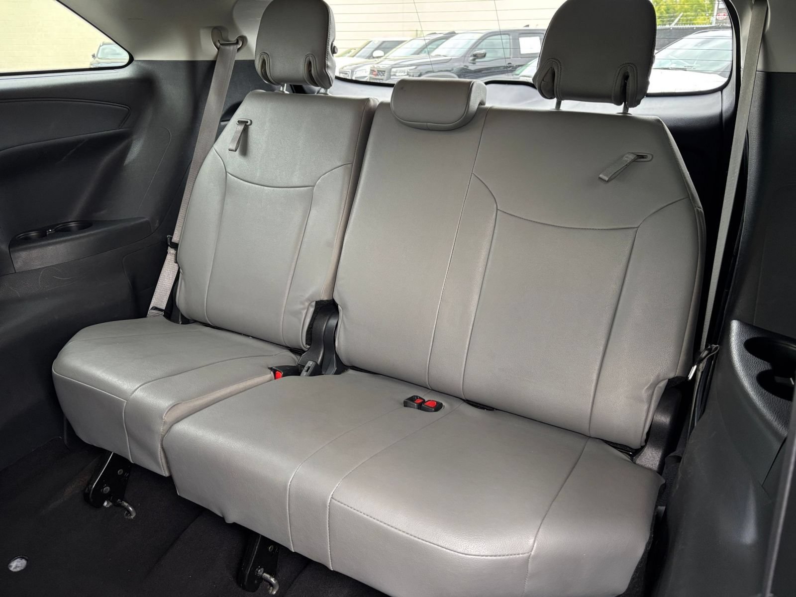 Used 2025 Toyota Sienna XLE FWD image 31