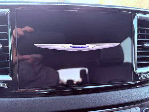 Used 2024 Chrysler Pacifica Touring-L image 30