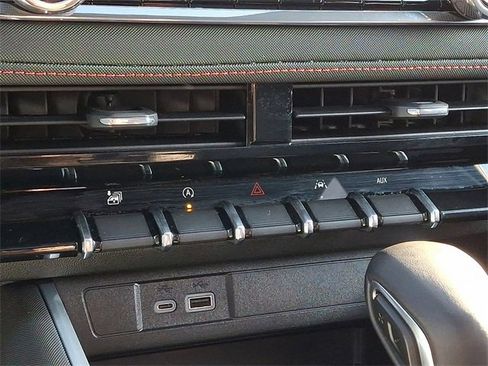 Used 2025 Chevrolet Colorado Z71 w/ Technology Package image 18