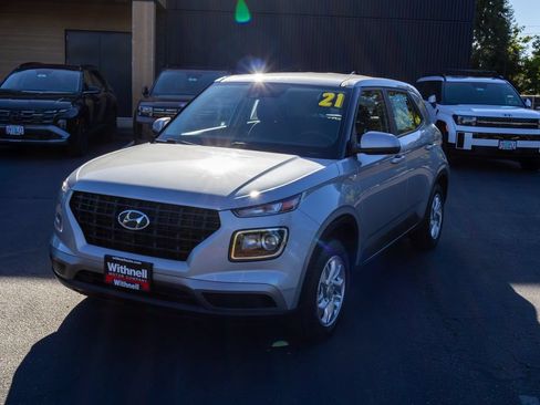 Used 2021 Hyundai Venue SE FWD image 3