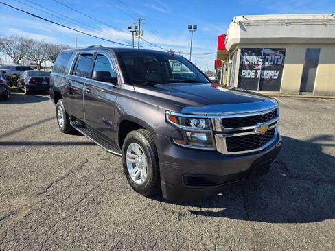 Used 2018 Chevrolet Suburban LT image 1