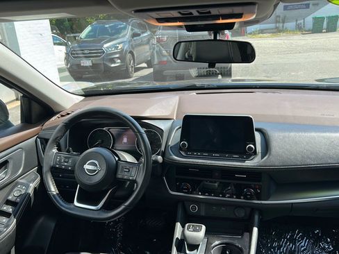 Used 2023 Nissan Rogue SV w/ SV Premium B Package image 13
