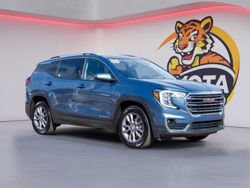 Used 2024 GMC Terrain SLT image 3