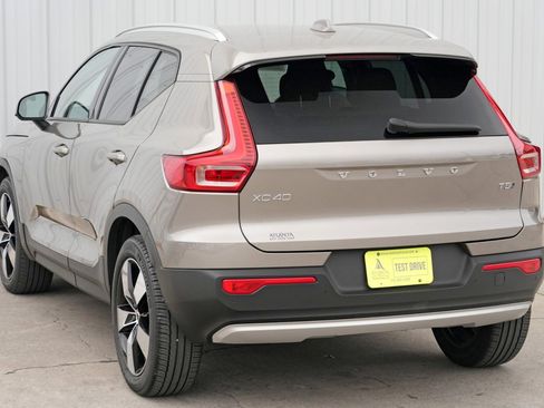 Used 2022 Volvo XC40 T5 Momentum w/ Premium Package image 48
