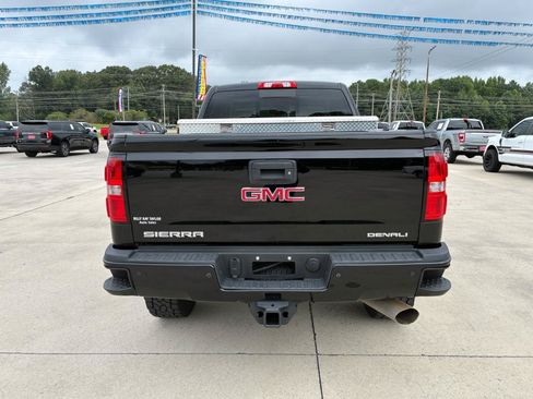 Used 2017 GMC Sierra 2500 Denali w/ Duramax Plus Package AWD/4WD image 6