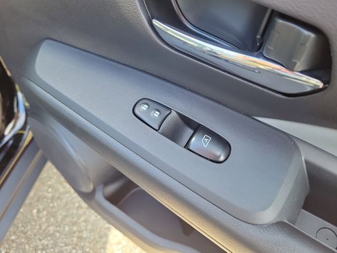 Used 2023 Nissan Kicks SR w/ SR Premium Package FWD image 11