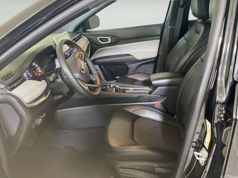 Used 2024 Jeep Compass Latitude AWD/4WD image 15