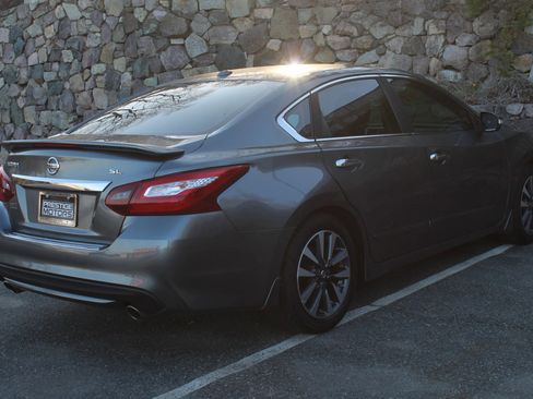 Used 2016 Nissan Altima 2.5 SL w/ 2.5 Technology w/LED Package FWD image 9