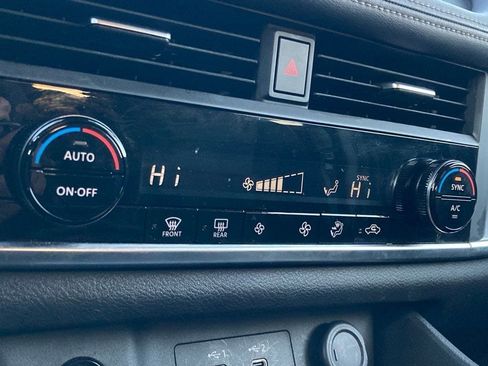 Used 2025 Nissan Rogue SV image 21