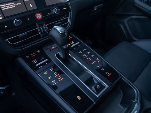 Certified 2026 Porsche Macan AWD/4WD image 15