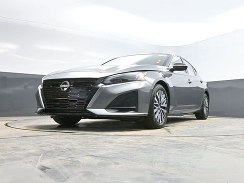 Used 2025 Nissan Altima 2.5 SV FWD image 28