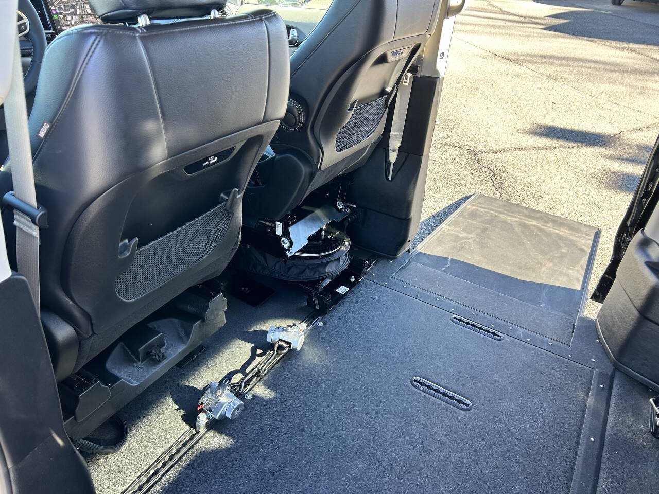 Used 2022 Chrysler Pacifica Touring-L FWD image 4