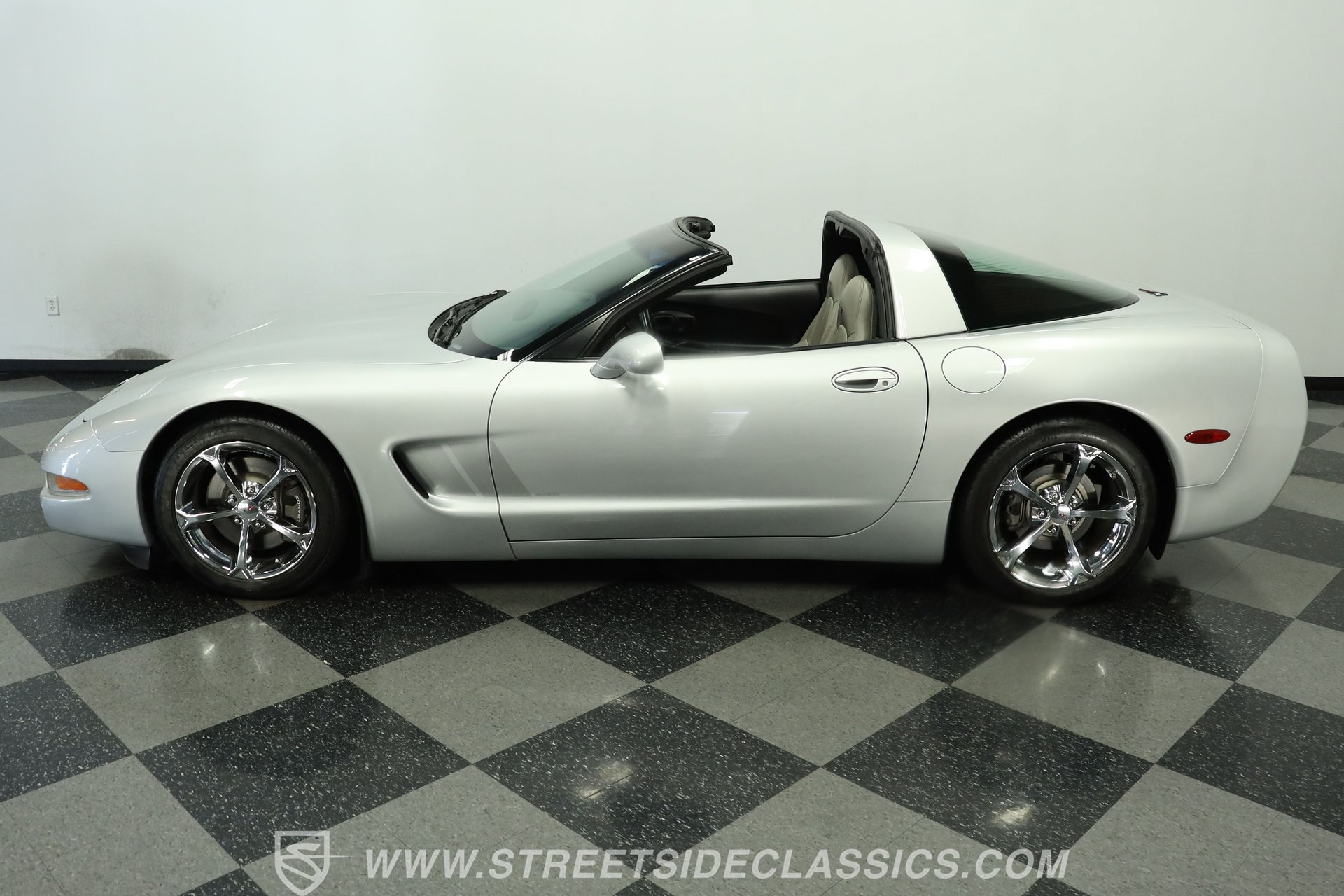 Used 1998 Chevrolet Corvette Coupe w/ Roof Pkg RWD image 2