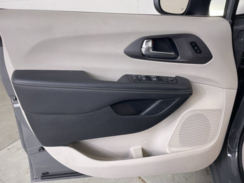 Used 2023 Chrysler Pacifica Touring-L FWD image 10