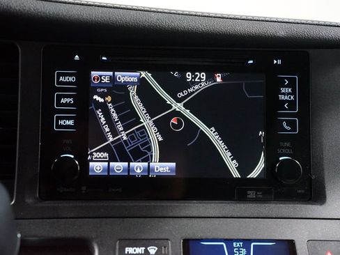 Used 2017 Toyota Sienna XLE image 19