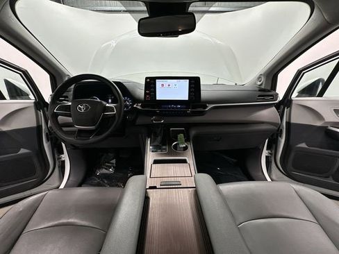 Used 2021 Toyota Sienna XLE w/ XLE Plus Package image 21