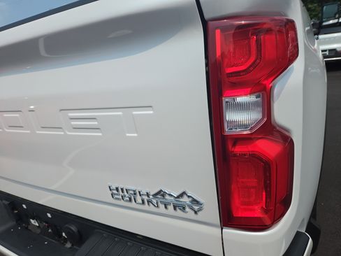 Used 2021 Chevrolet Silverado 2500 High Country w/ Technology Package AWD/4WD image 15