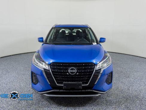 Used 2022 Nissan Kicks SV image 2