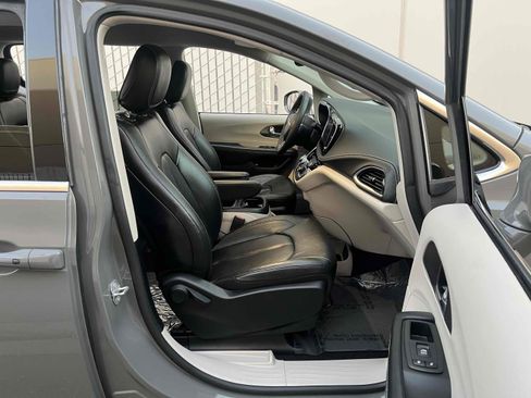 Used 2022 Chrysler Pacifica Touring-L image 36