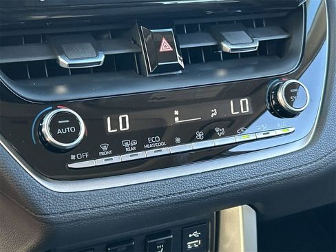 Used 2022 Toyota Corolla Cross XLE image 25