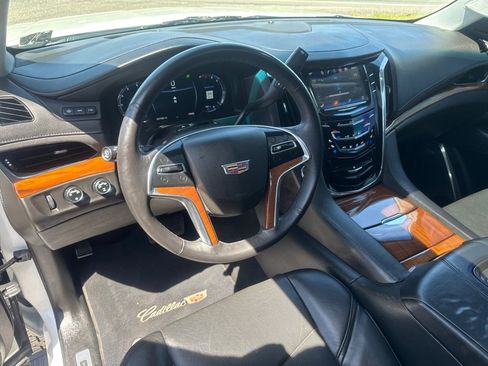 Used 2017 Cadillac Escalade Luxury AWD/4WD image 31