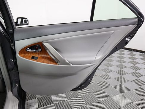 Used 2010 Toyota Camry XLE image 21