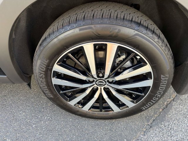 Certified 2025 Nissan Pathfinder Platinum w/ Black Appearance Package FWD image 8