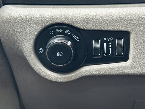 Used 2023 Chrysler Pacifica Touring-L FWD image 35