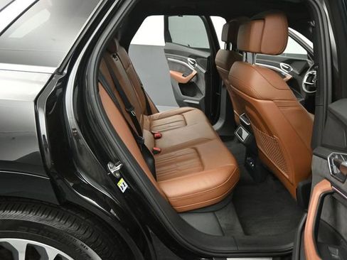 Used 2019 Audi e-tron Prestige w/ Prestige Package image 26